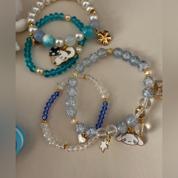 Cinnamon Roll Hello Kitty 2 small bag and 2 Keychains/bracelets/ stickers - Picture 8 of 11